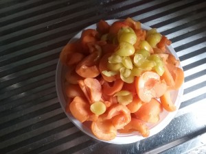 Fase 2: frutti puliti, snocciolati e tagliati in 2/3 pezzi