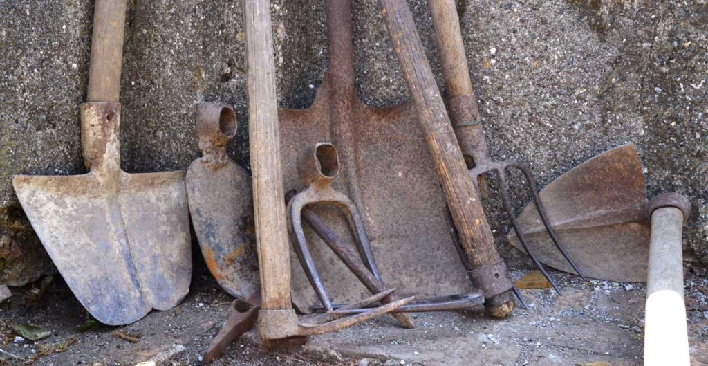 Collezione di ferraglia da contadini
