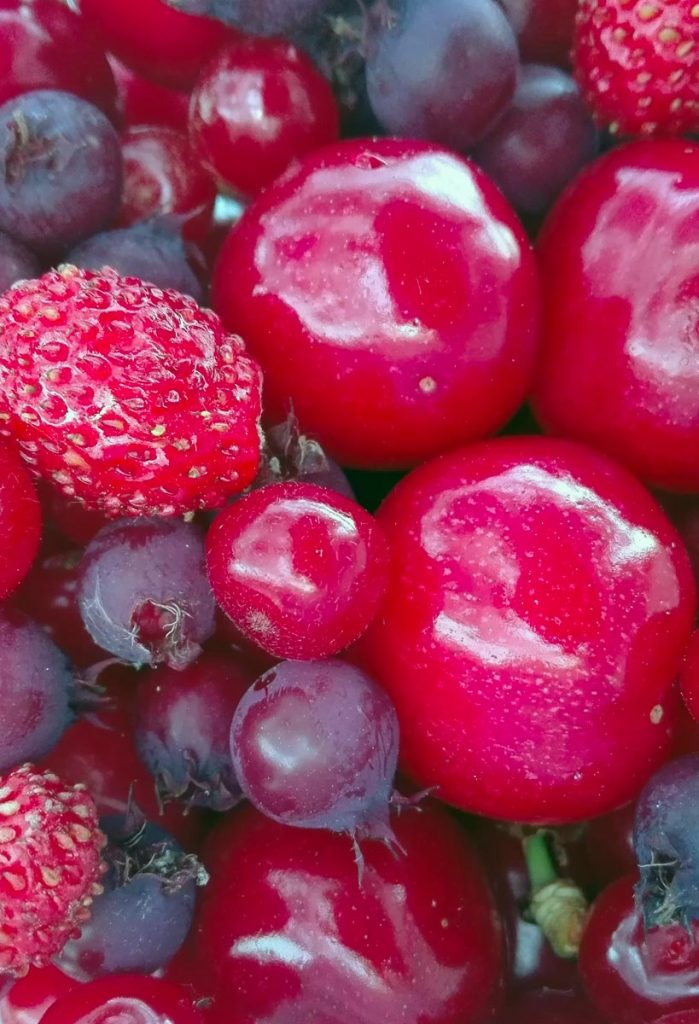 Fragole, ciliegie e frutto dell'amelanchier